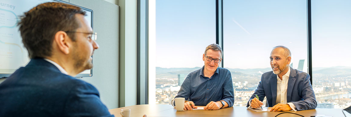 A meeting with a skyline in the background (photo)