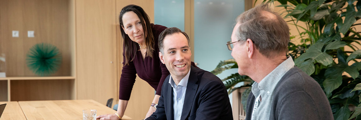 Two men and a woman have a meeting (photo)