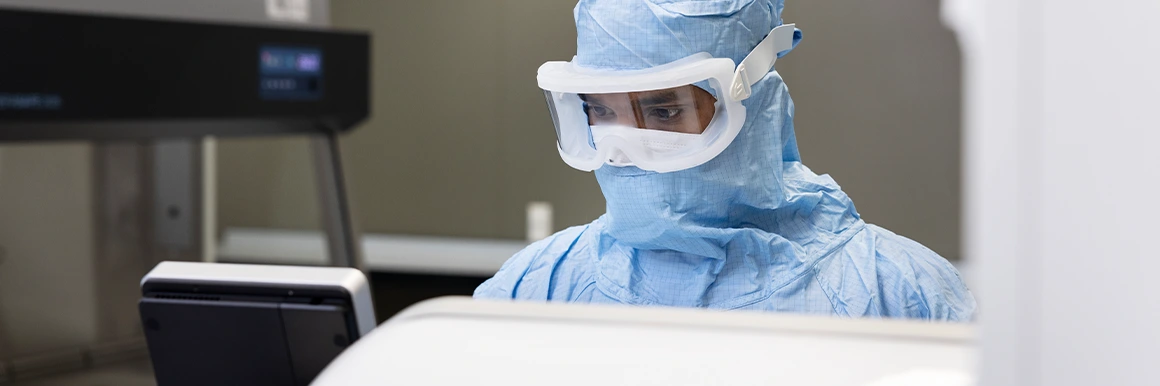 Lab worker (photo)