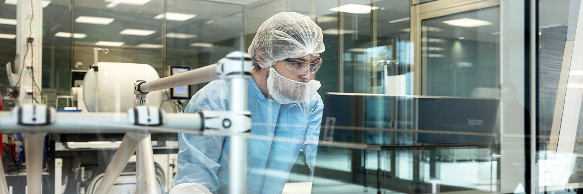 Laboratoriummedewerker die aan een computer werkt (photo)